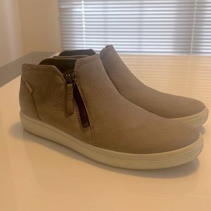 Ecco Soft 7 zip sneakers in gray. Only worn a couple of times.